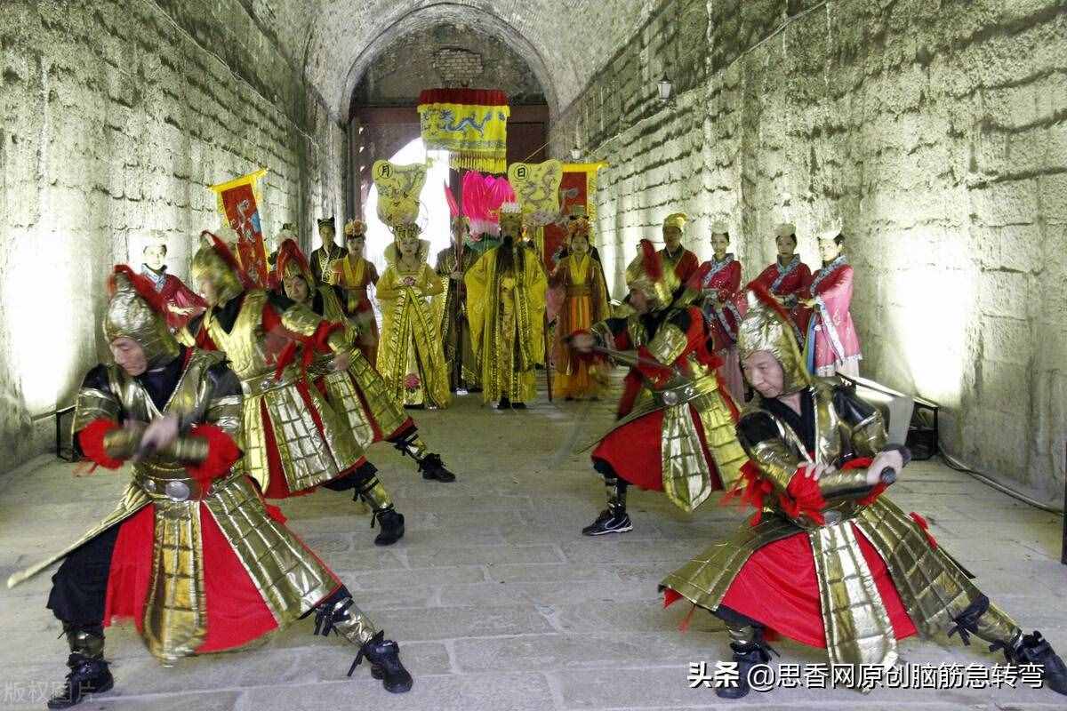 四角方方一座城，只有燈來沒有人，有說有唱笑盈盈（打一物）