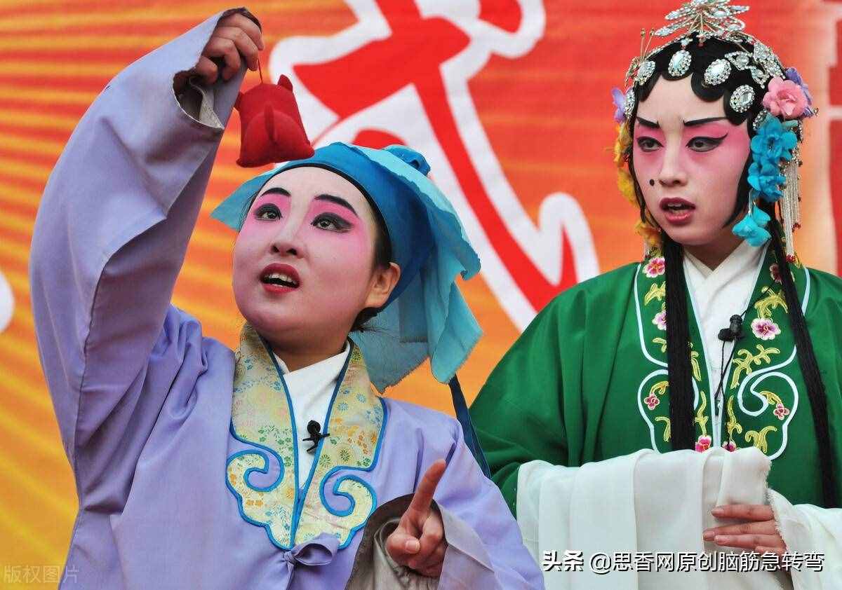 四角方方一座城，只有燈來沒有人，有說有唱笑盈盈（打一物）