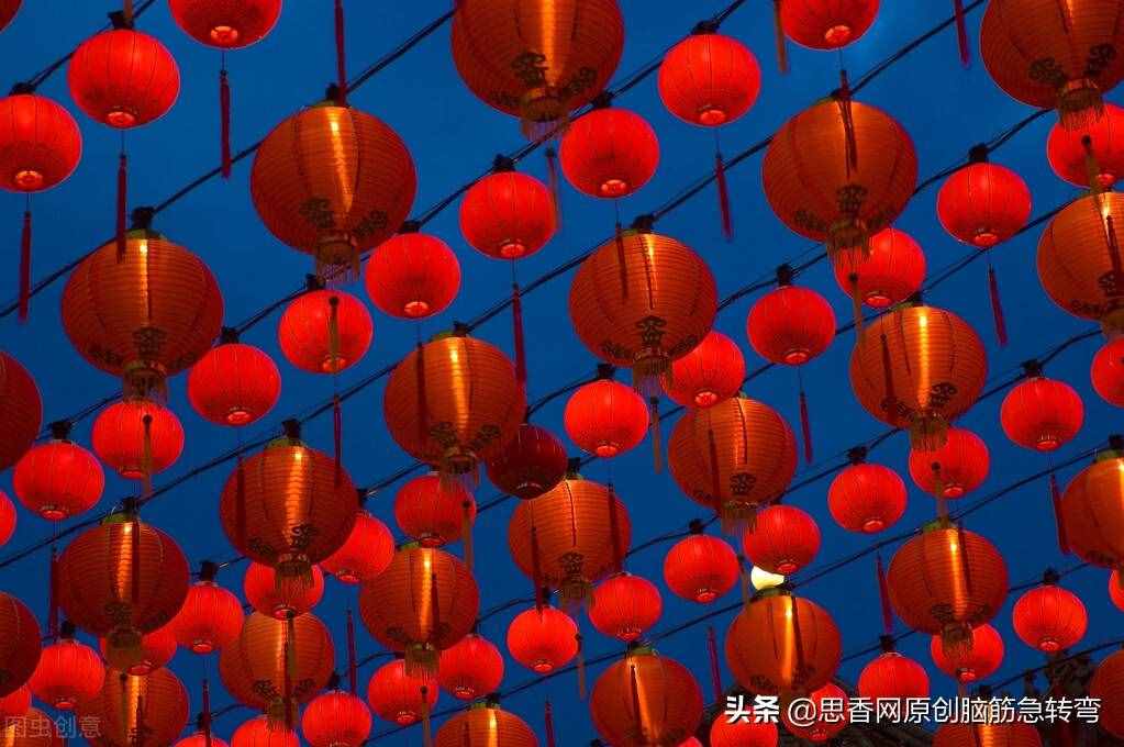 四角方方一座城，只有燈來沒有人，有說有唱笑盈盈（打一物）