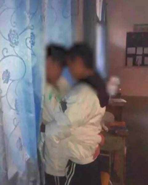 中學(xué)生平安夜教室擁吻 網(wǎng)友：畫面太美我不敢看