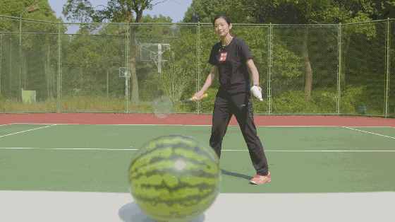 球類運動的速度王者，時速可達(dá)493公里，羽毛球擊碎西瓜你也可以