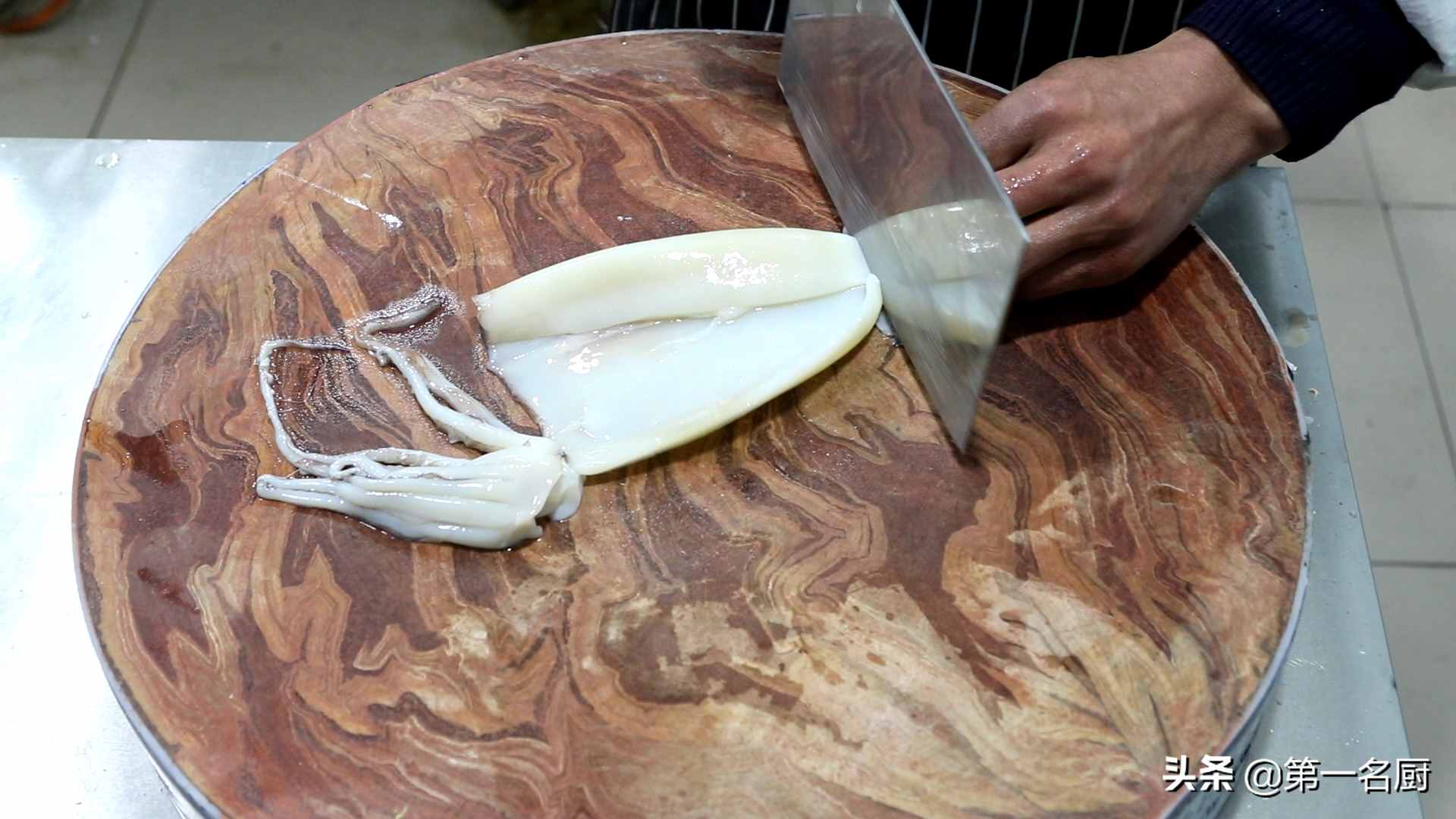 廚師長教你青椒炒魷魚的家常做法，鮮香嫩滑，回味無窮，先收藏了