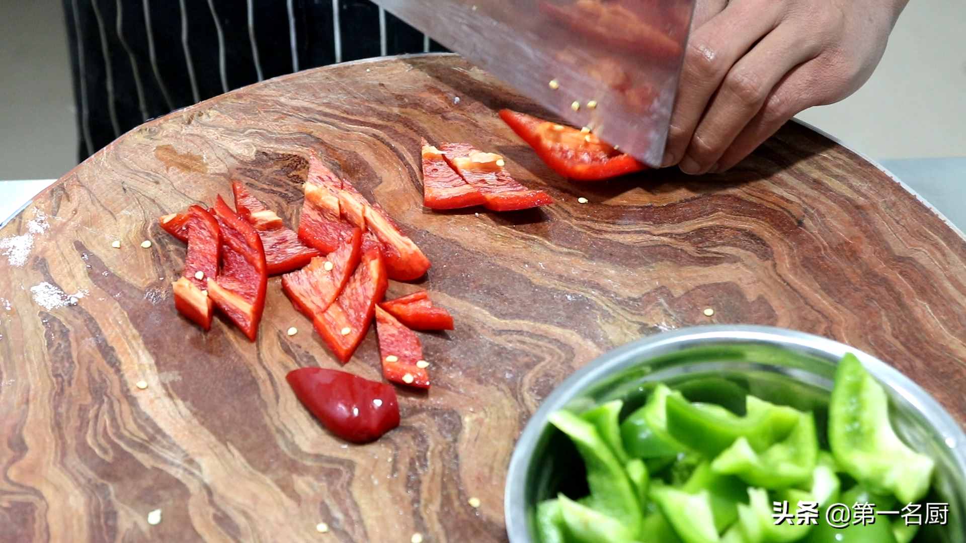 廚師長教你青椒炒魷魚的家常做法，鮮香嫩滑，回味無窮，先收藏了