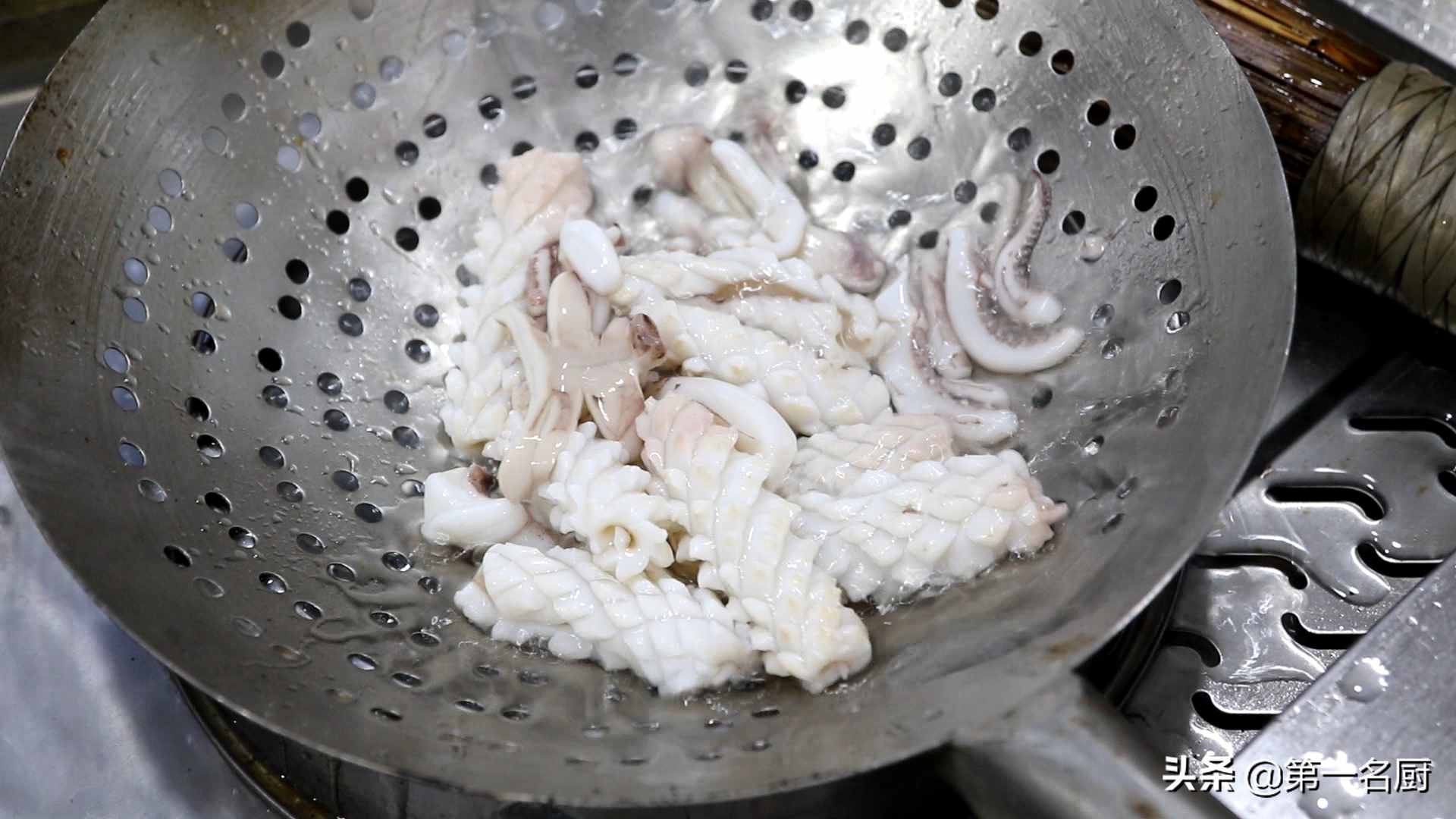 廚師長教你青椒炒魷魚的家常做法，鮮香嫩滑，回味無窮，先收藏了