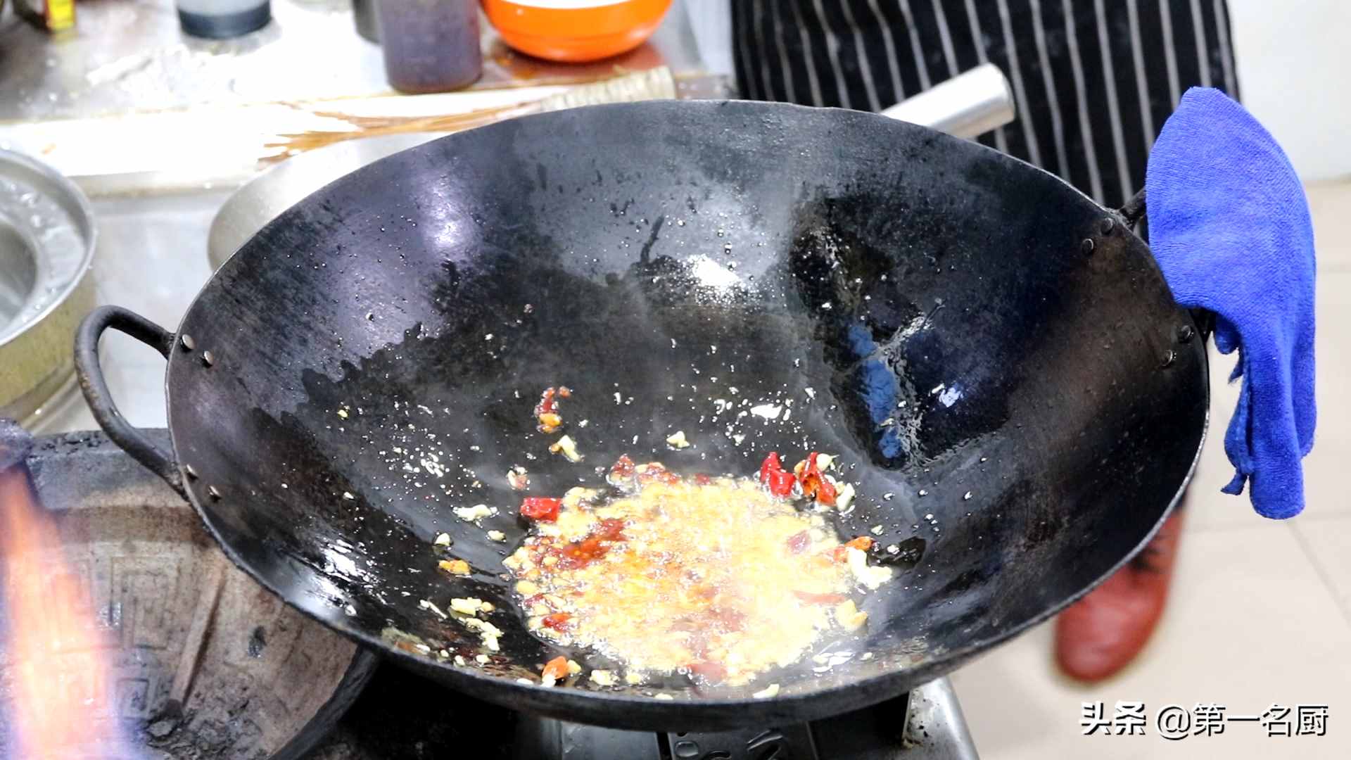 廚師長教你青椒炒魷魚的家常做法，鮮香嫩滑，回味無窮，先收藏了