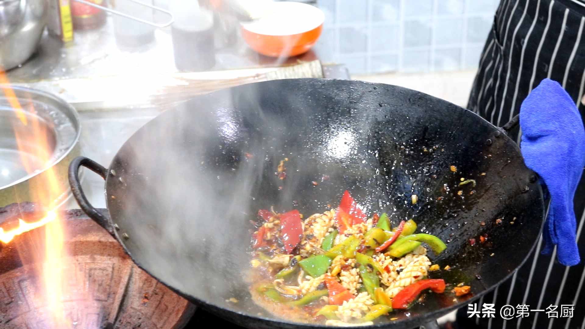 廚師長教你青椒炒魷魚的家常做法，鮮香嫩滑，回味無窮，先收藏了