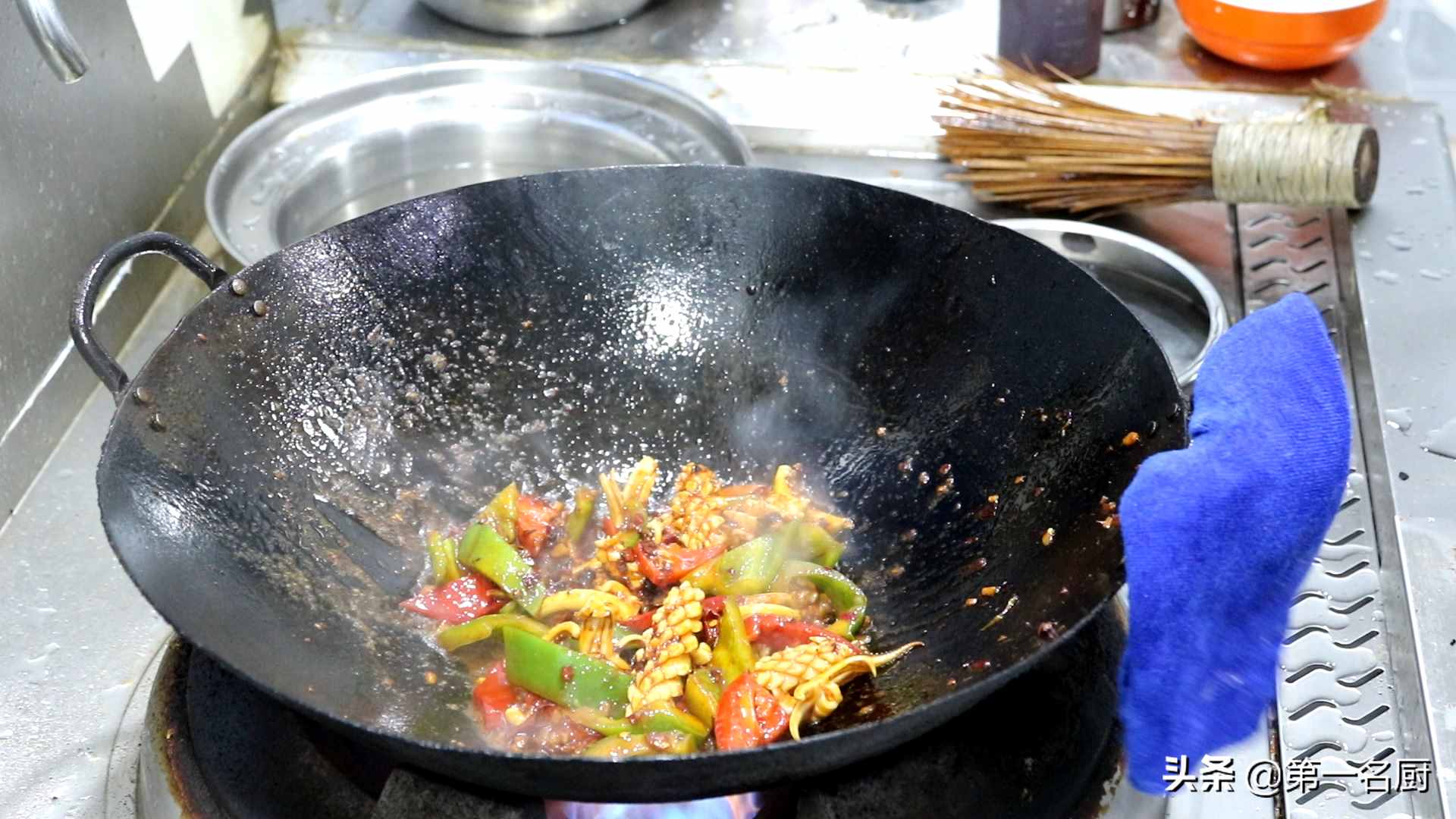 廚師長教你青椒炒魷魚的家常做法，鮮香嫩滑，回味無窮，先收藏了