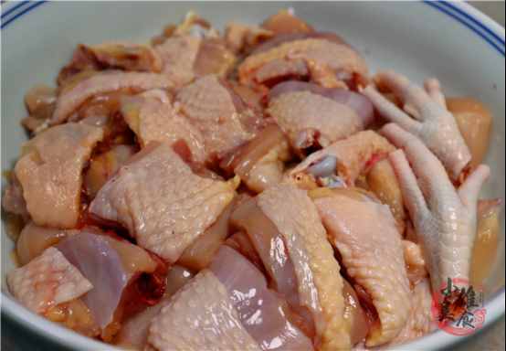 燉雞肉最忌直接焯水，教你正確做法，雞肉鮮香嫩滑無腥味，超下飯