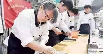 老廚師教你如何磨刀，正確的磨刀技巧。