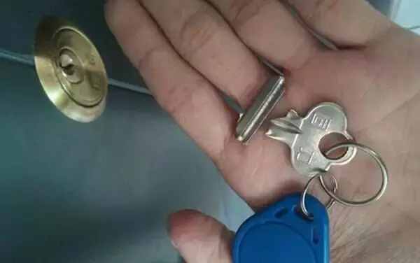鑰匙斷在鎖里該怎么辦，表哥教了這個辦法真管用