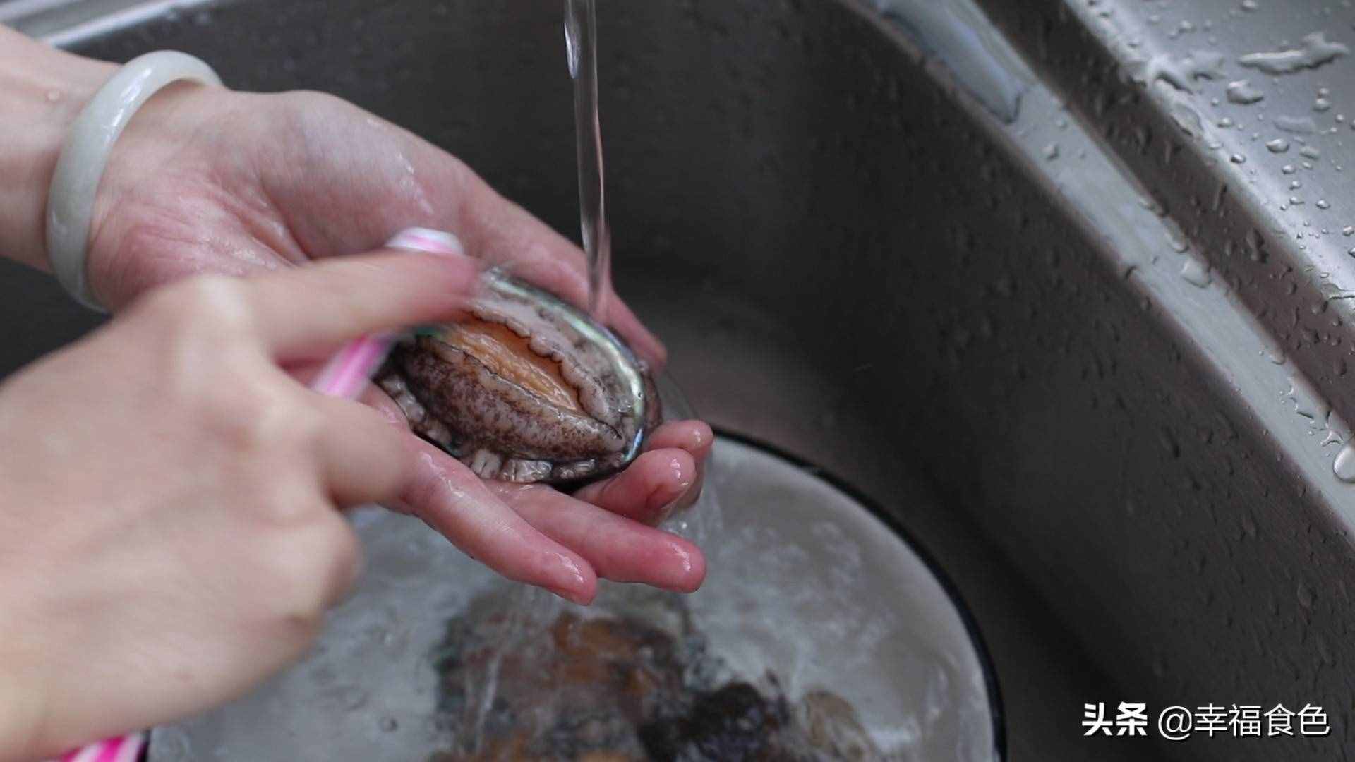 教你一個鮑魚好吃的做法，不煮不燉，簡單蒸一蒸，營養(yǎng)又美味