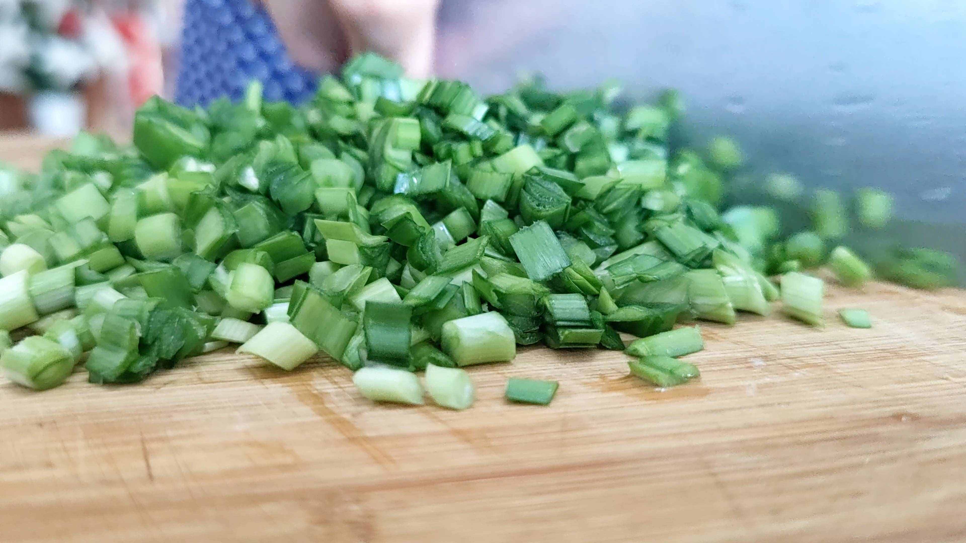 素包子的家常做法，無需發(fā)面就能做，皮薄餡大又營養(yǎng)，好吃看得見
