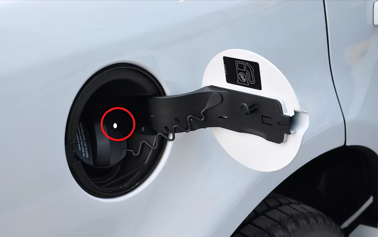 汽車“加200”和“加滿油”里面暗藏學(xué)問，老司機省錢新手卻傷車