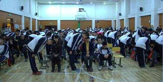 一橫北京十七中感恩演講:承擔(dān)+承受=成功