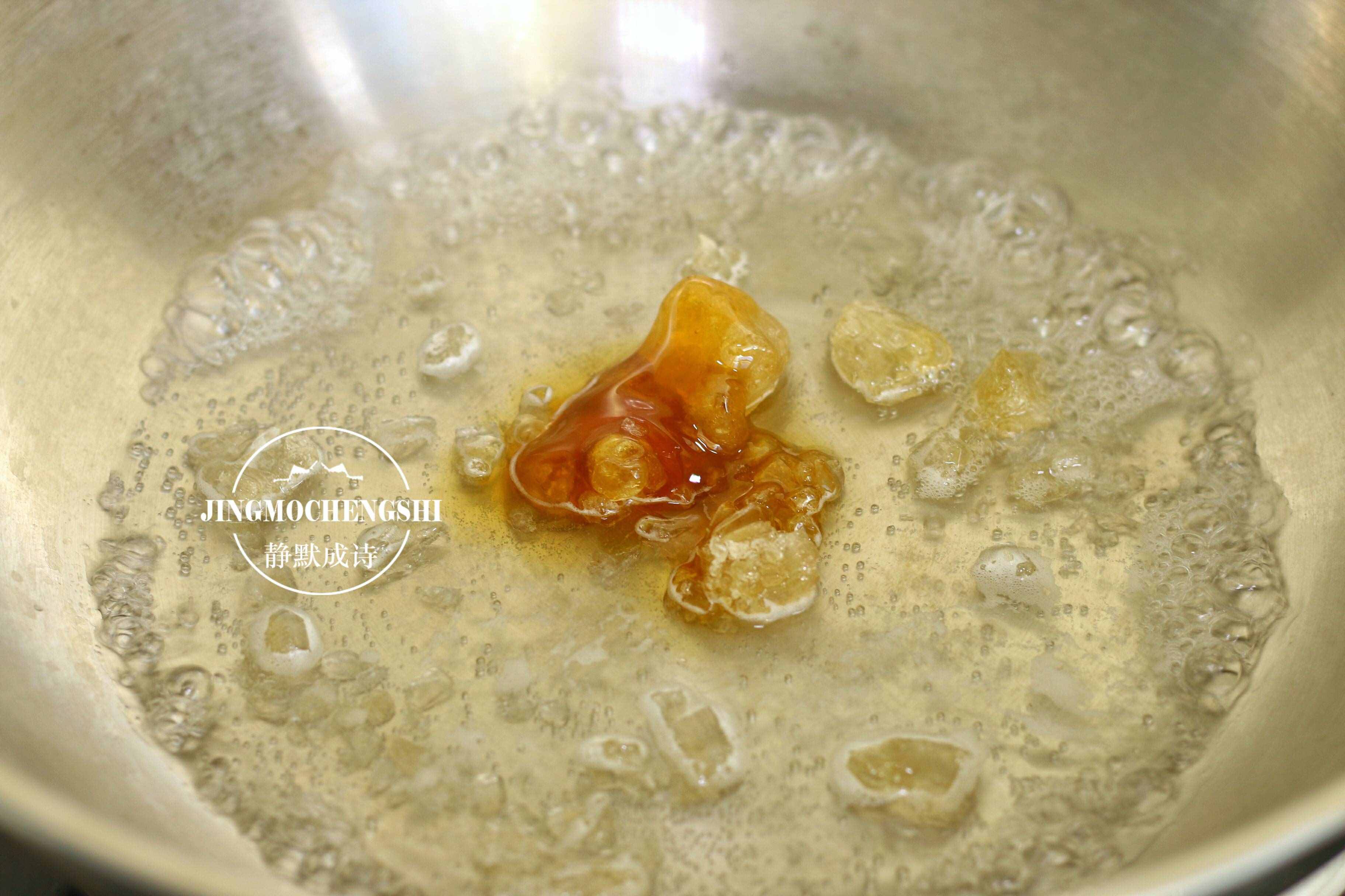 琥珀核桃仁這樣做，金黃酥脆，好吃不粘牙，每年冬天我都做好多