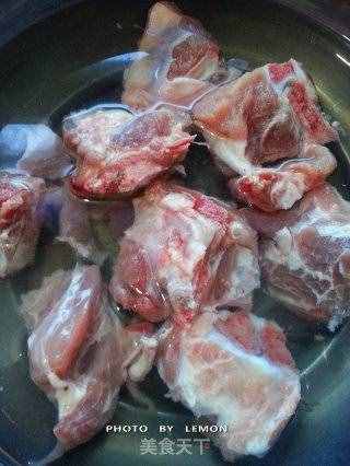養(yǎng)顏瘦身~~白蘿卜燉排骨湯的做法步驟:3