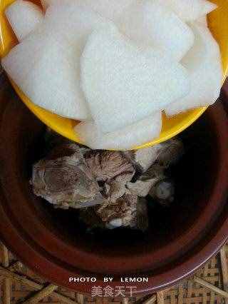 養(yǎng)顏瘦身~~白蘿卜燉排骨湯的做法步驟:5