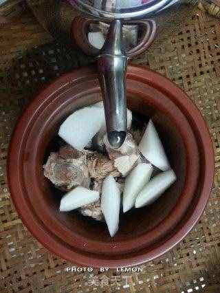 養(yǎng)顏瘦身~~白蘿卜燉排骨湯的做法步驟:7