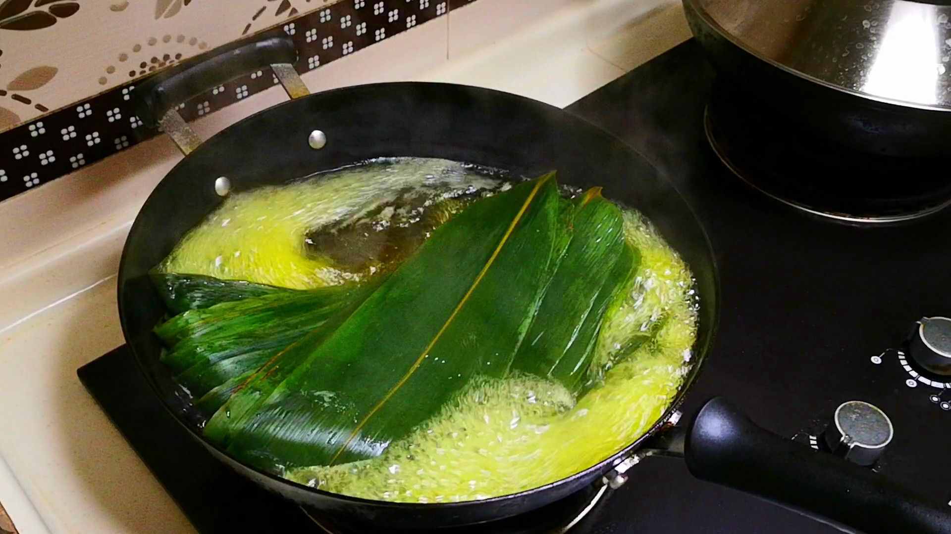 包肉粽子時(shí)，最忌泡完米直接就包，多加1步，粽子更香更好吃