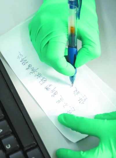 祝福語安撫病人焦慮、發(fā)熱門診忙而不亂……人間天使，你們辛苦了