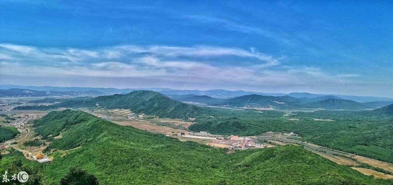 帽兒山位于黑龍江省南部尚志市帽兒山鎮(zhèn)，距離哈爾濱市84公里