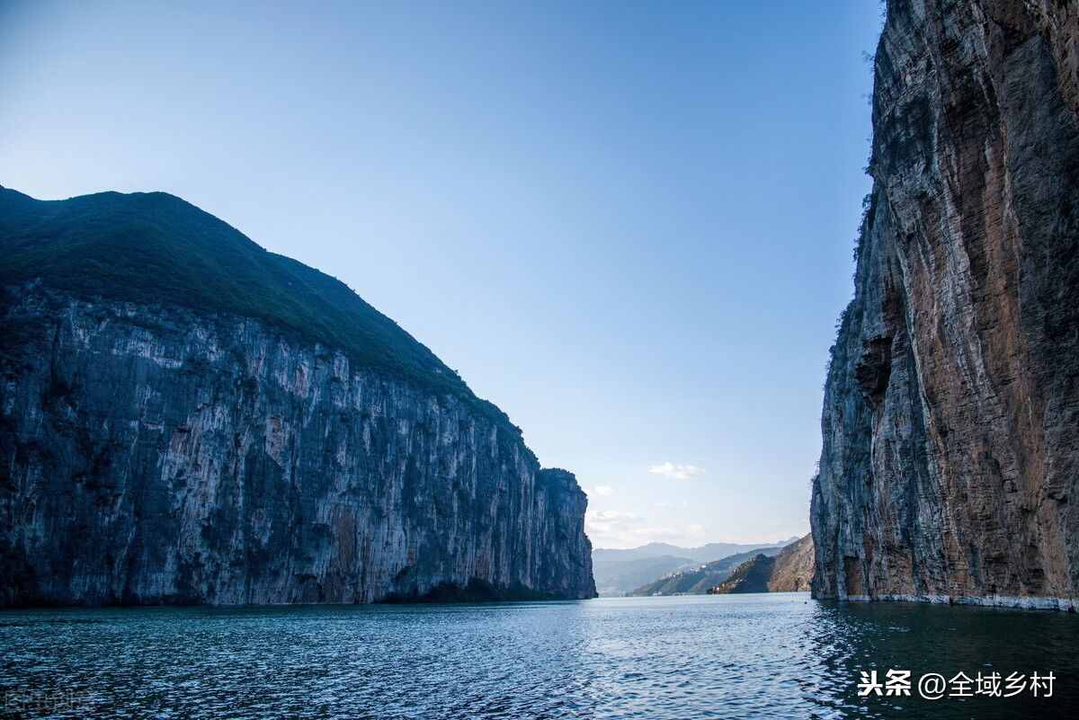 三峽是哪三個峽的總稱？瞿塘峽最險峻，巫峽最好看，西陵峽景最多