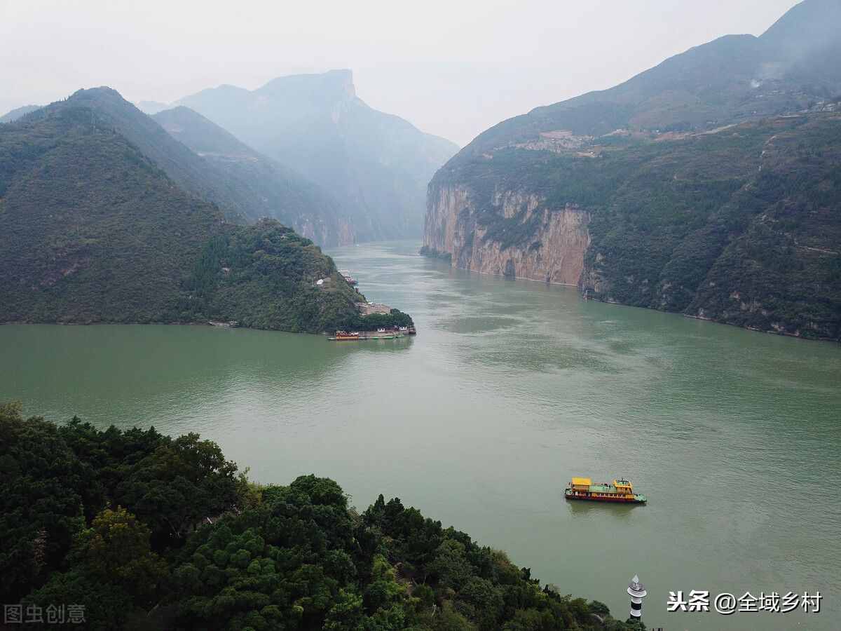 三峽是哪三個峽的總稱？瞿塘峽最險峻，巫峽最好看，西陵峽景最多