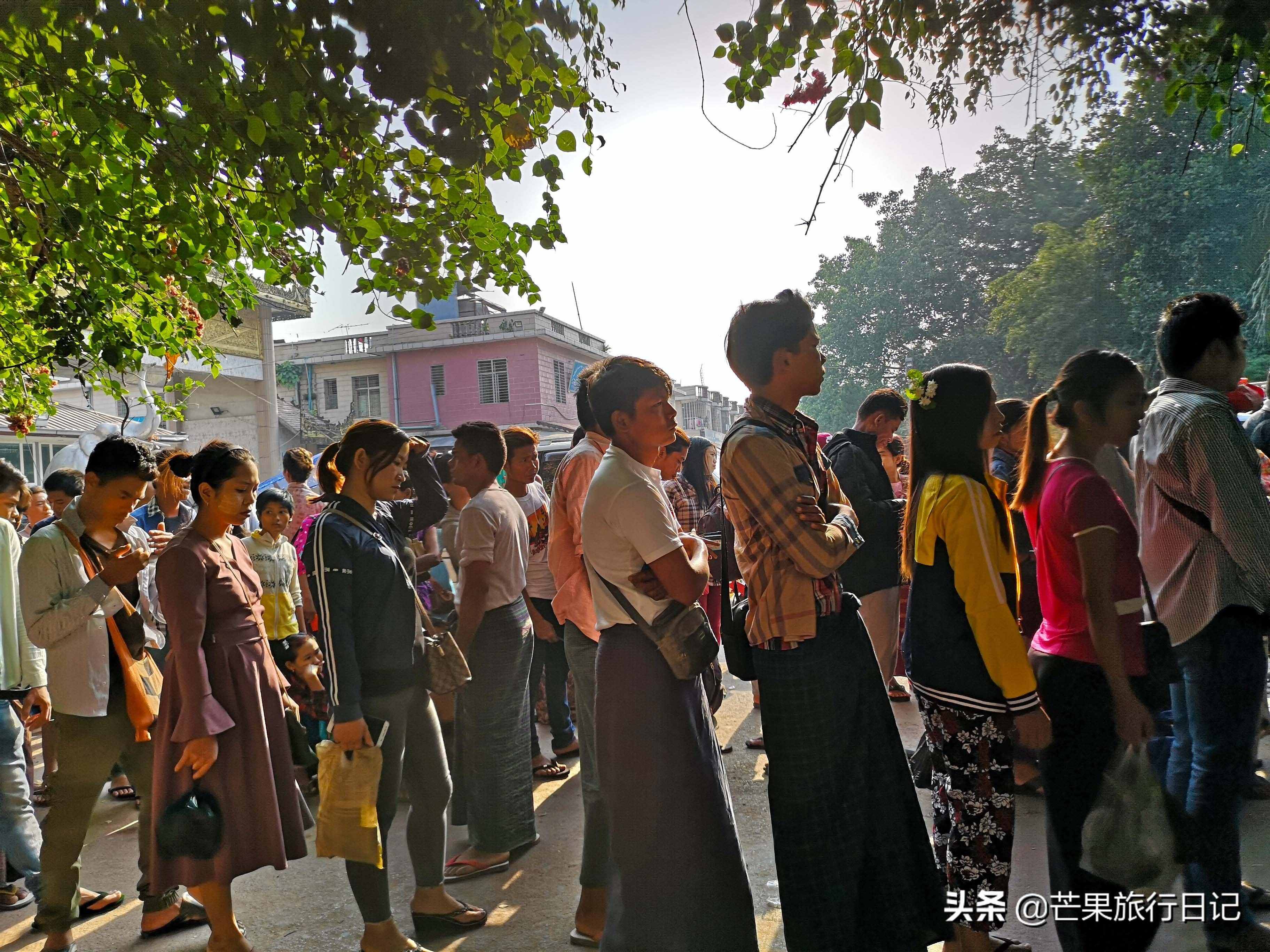 云南邊境城市瑞麗，三面都與緬甸相連，街上隨處可見緬甸女人