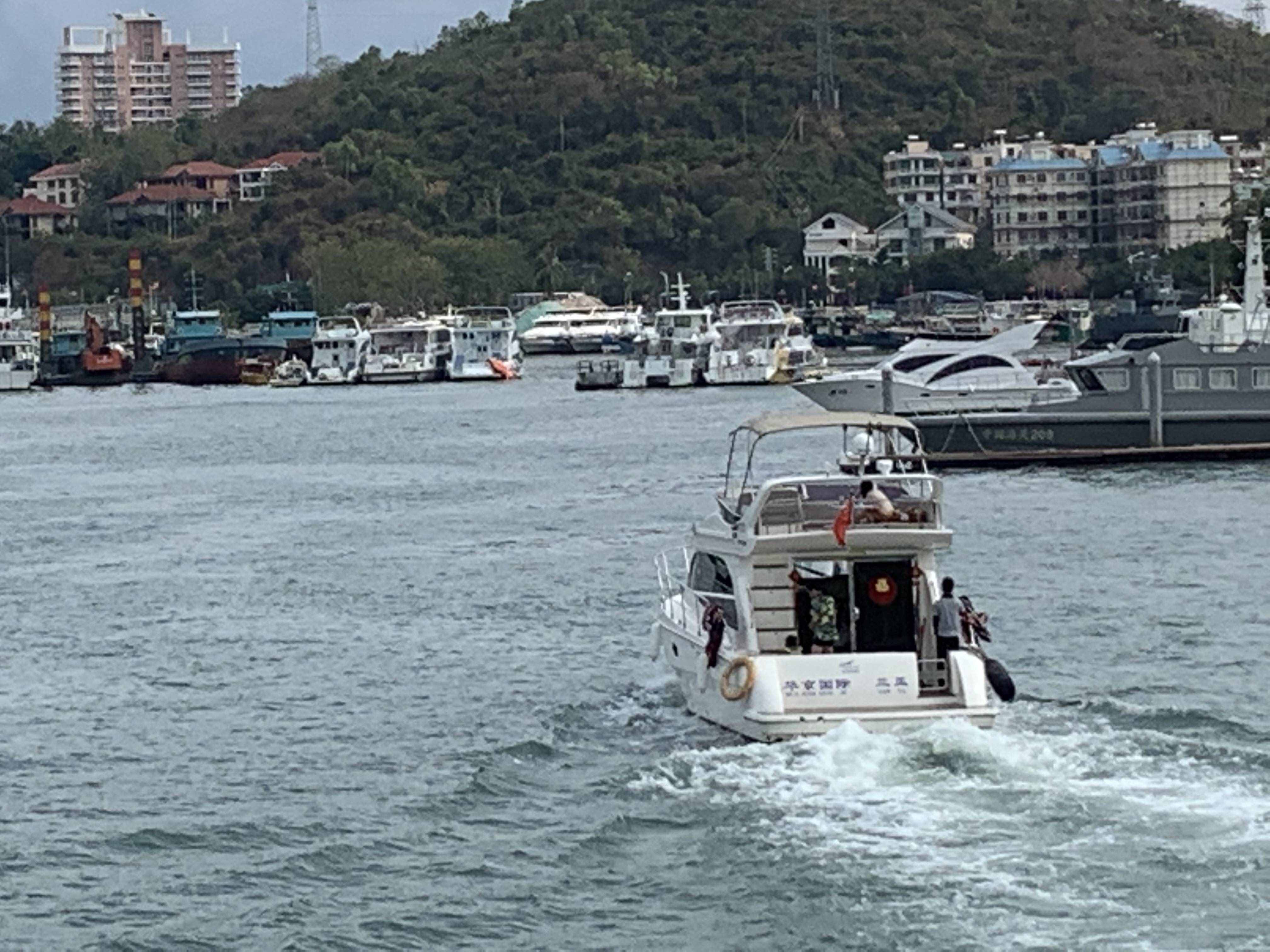 在三亞坐游艇出海如何海釣，才能釣得到魚呢？