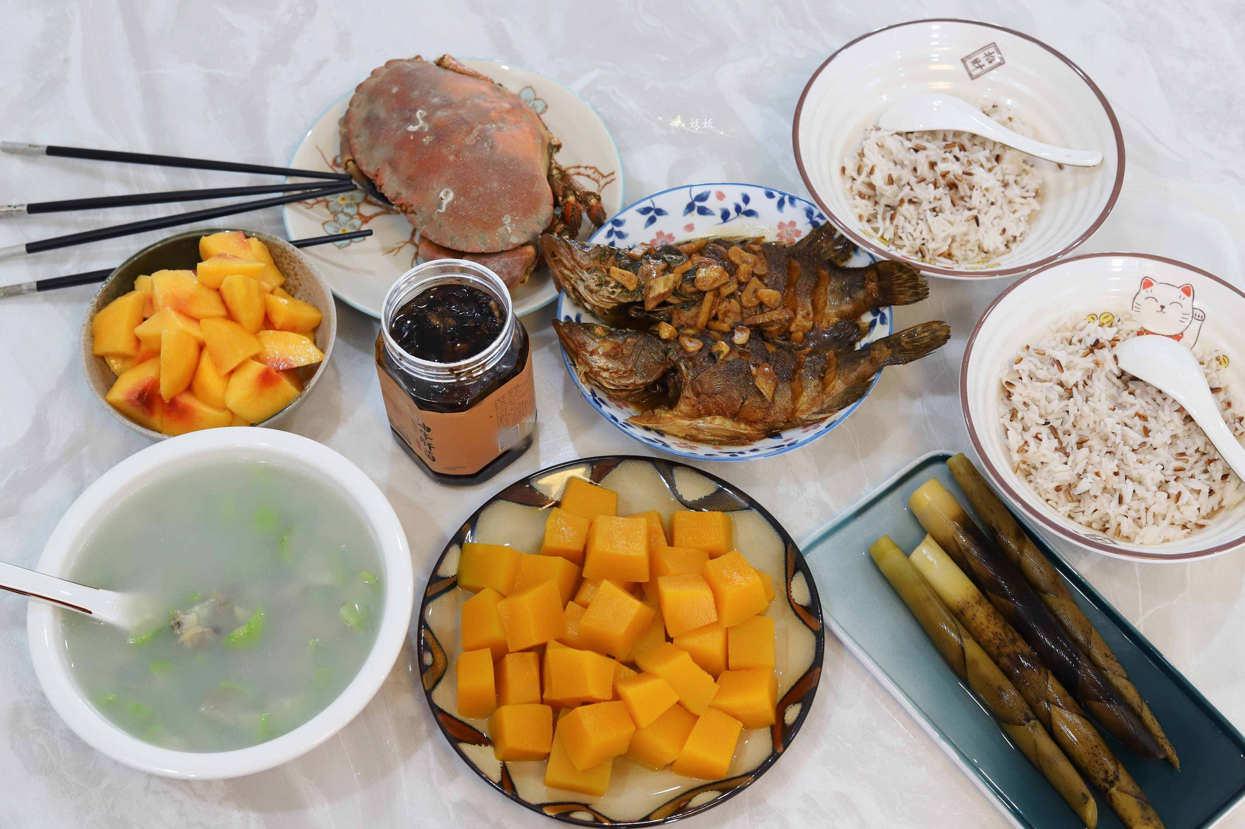 周末給家里學(xué)生準(zhǔn)備的中餐，比學(xué)校里豐盛，干凈營(yíng)養(yǎng)，合孩子胃口