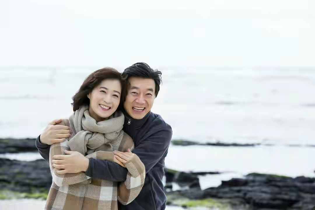 “老夫少妻”的婚姻，真的會(huì)幸福嗎？3個(gè)年輕女人說(shuō)了心里話