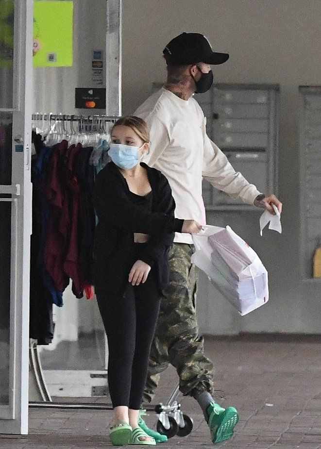 貝克漢姆接女兒下課真寵！小七穿抹胸肚腩好突兀，大象腿不輸老爸