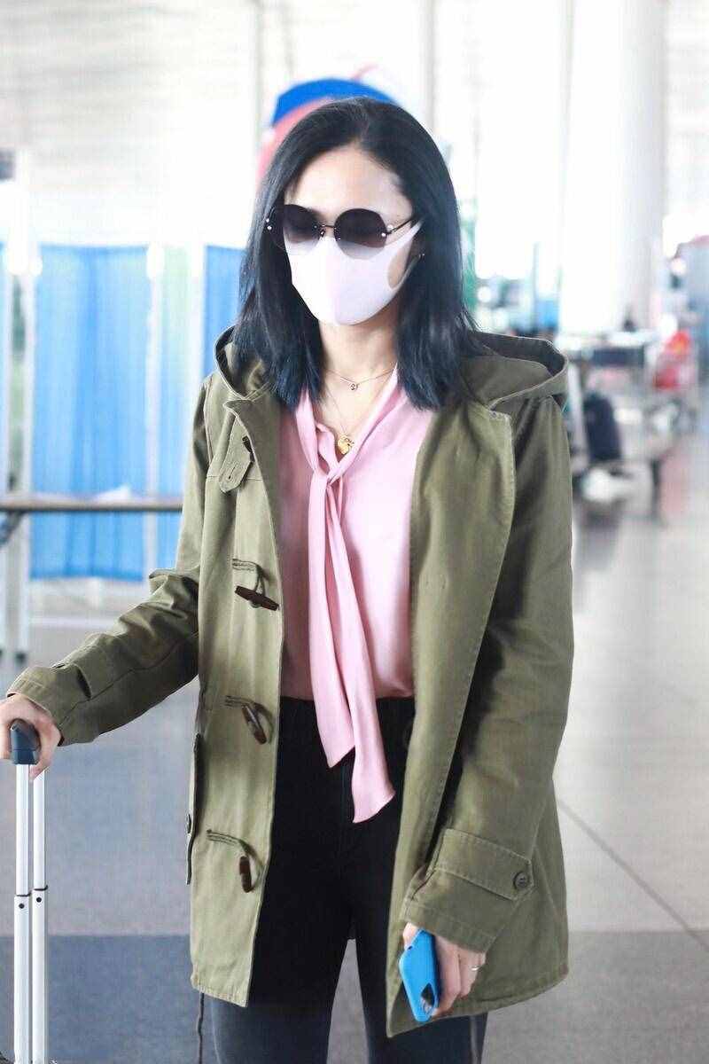 姚晨比穿搭博主還會穿，軍綠色外套配粉色襯衫，一般人穿不出氣場