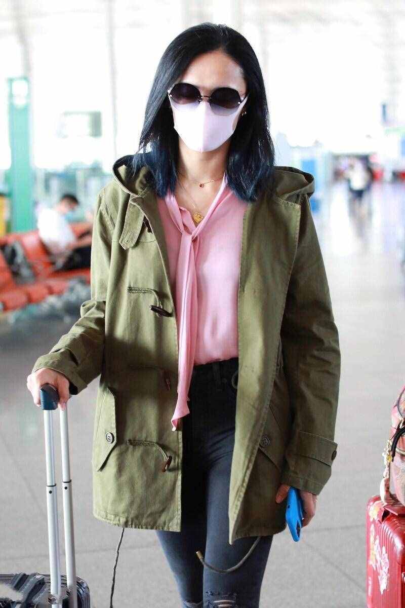 姚晨比穿搭博主還會穿，軍綠色外套配粉色襯衫，一般人穿不出氣場