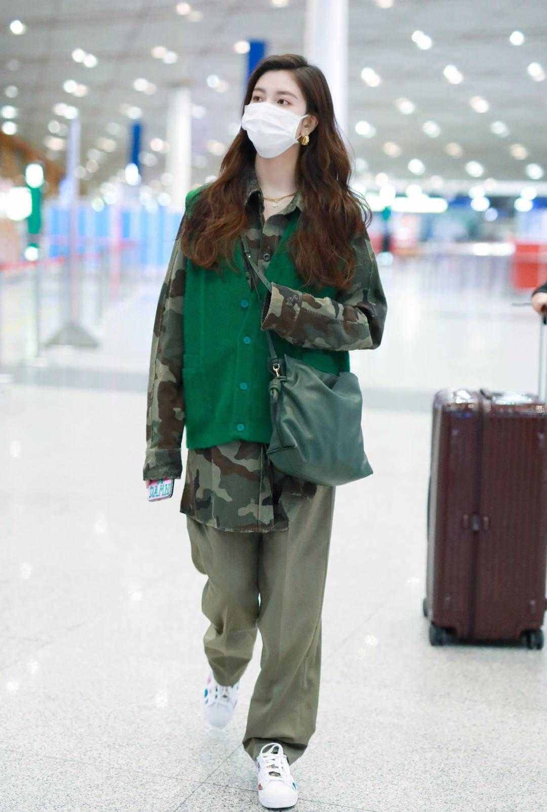 姚晨比穿搭博主還會穿，軍綠色外套配粉色襯衫，一般人穿不出氣場