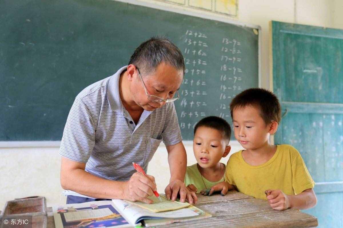骨干教師個人總結(jié)如何突出自身優(yōu)勢與特點？送兩篇范文學(xué)習(xí)借鑒！