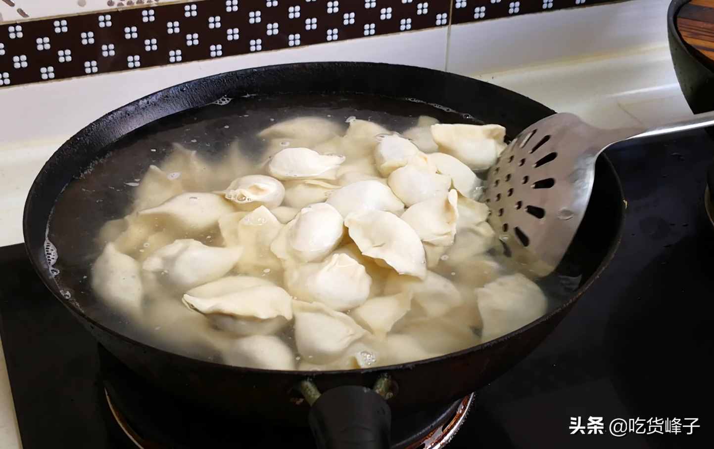 煮餃子的正確做法，“開(kāi)蓋兒煮皮，蓋蓋兒煮餡”，你做對(duì)了嗎？