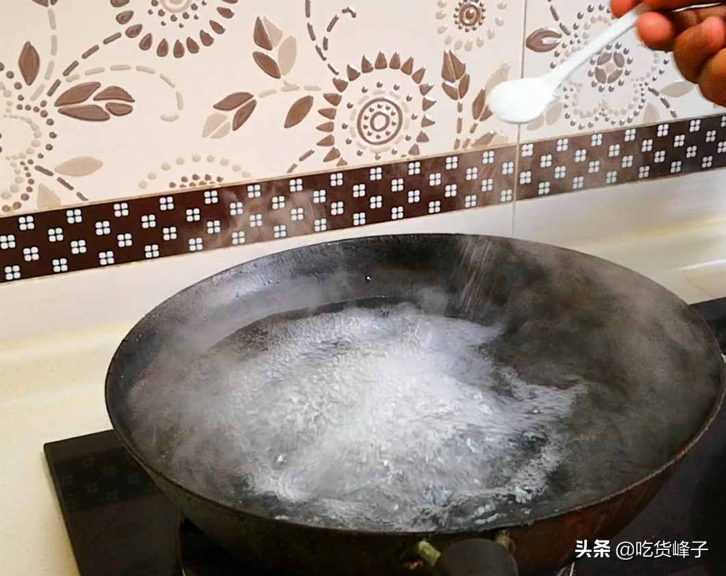 煮餃子的正確做法，“開(kāi)蓋兒煮皮，蓋蓋兒煮餡”，你做對(duì)了嗎？