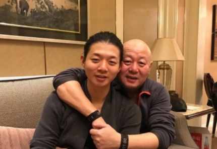 有種“基因”叫霍尊父親，霍尊溫潤如玉，看到父親懷疑不是親生