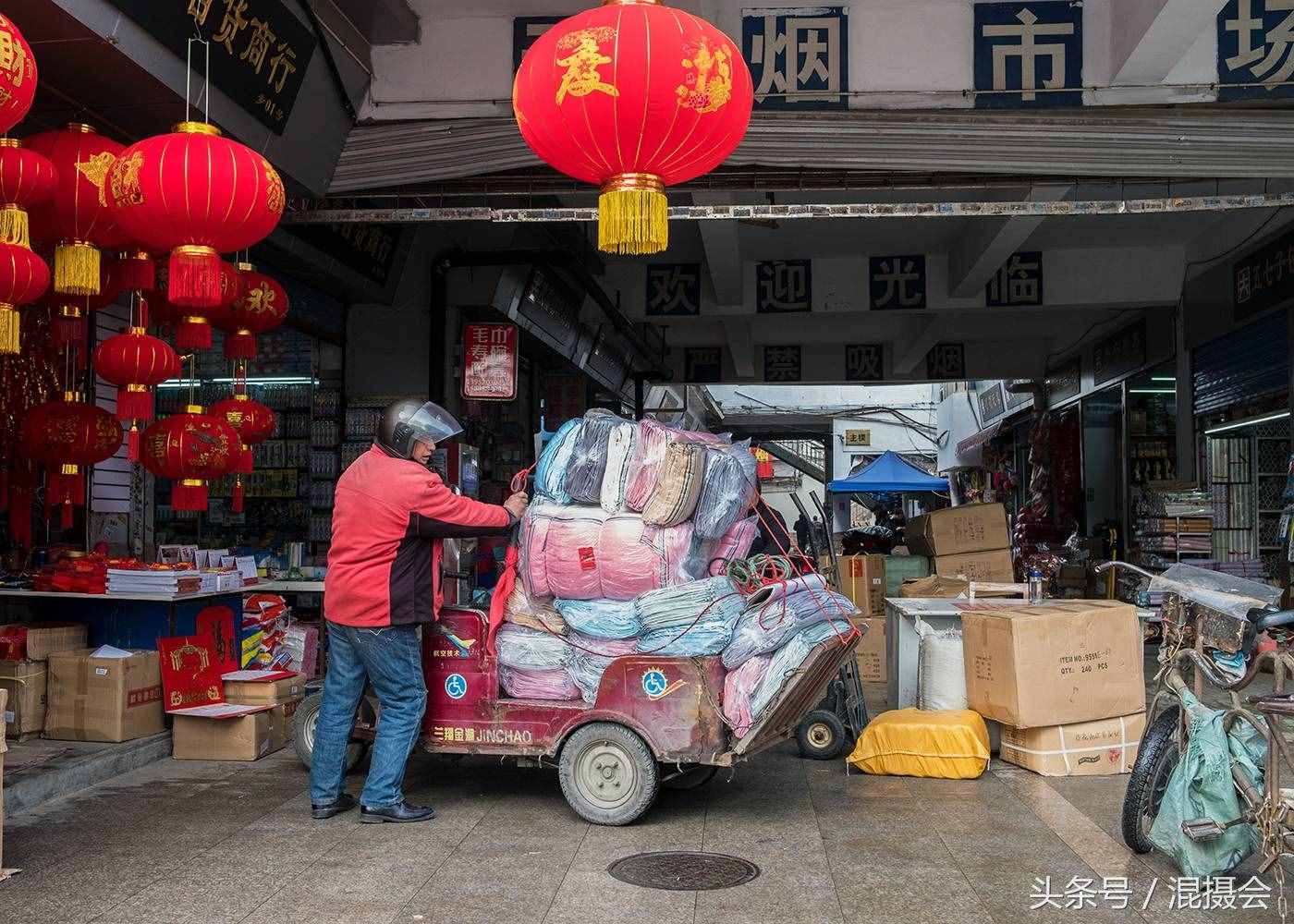 南京城里的大市場(chǎng)比農(nóng)村大集還熱鬧，年貨開(kāi)掛，最紅的才是最火的