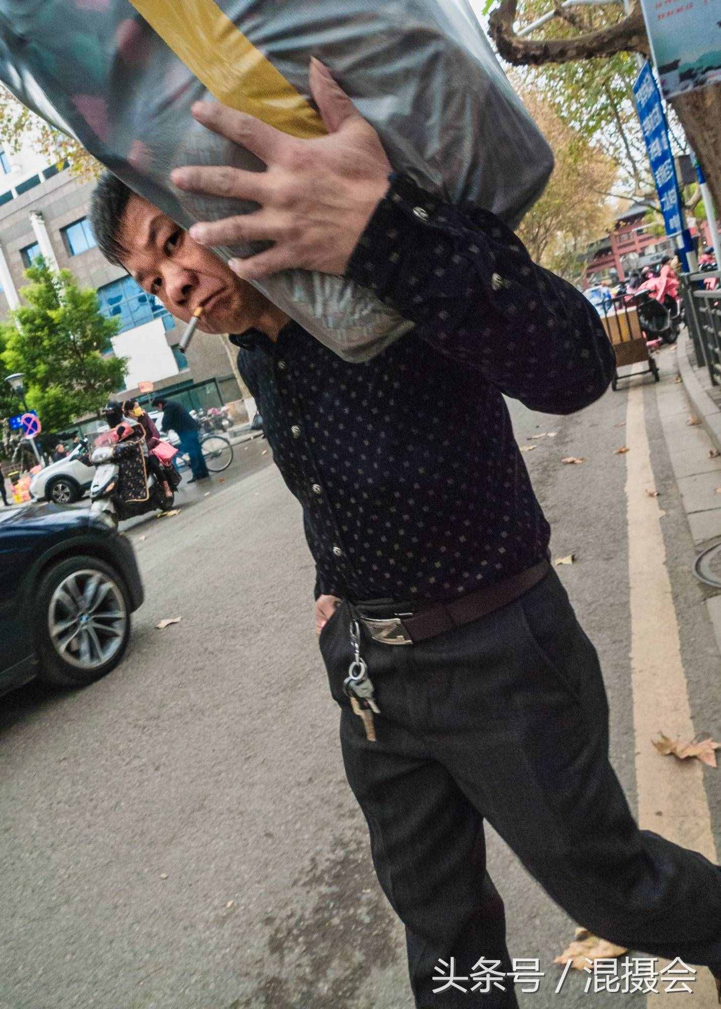 南京城里的大市場(chǎng)比農(nóng)村大集還熱鬧，年貨開(kāi)掛，最紅的才是最火的