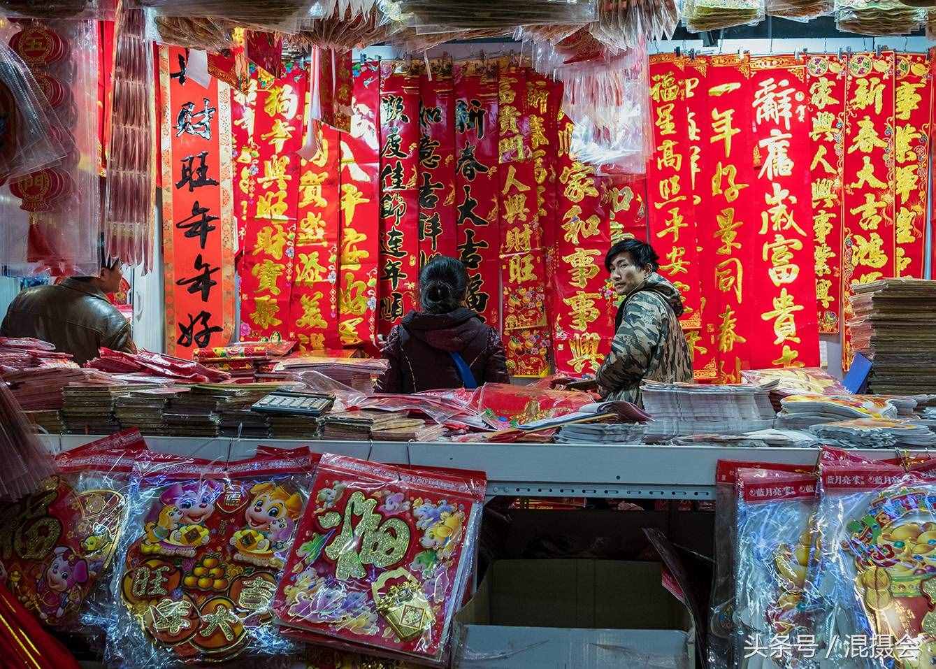 南京城里的大市場(chǎng)比農(nóng)村大集還熱鬧，年貨開(kāi)掛，最紅的才是最火的