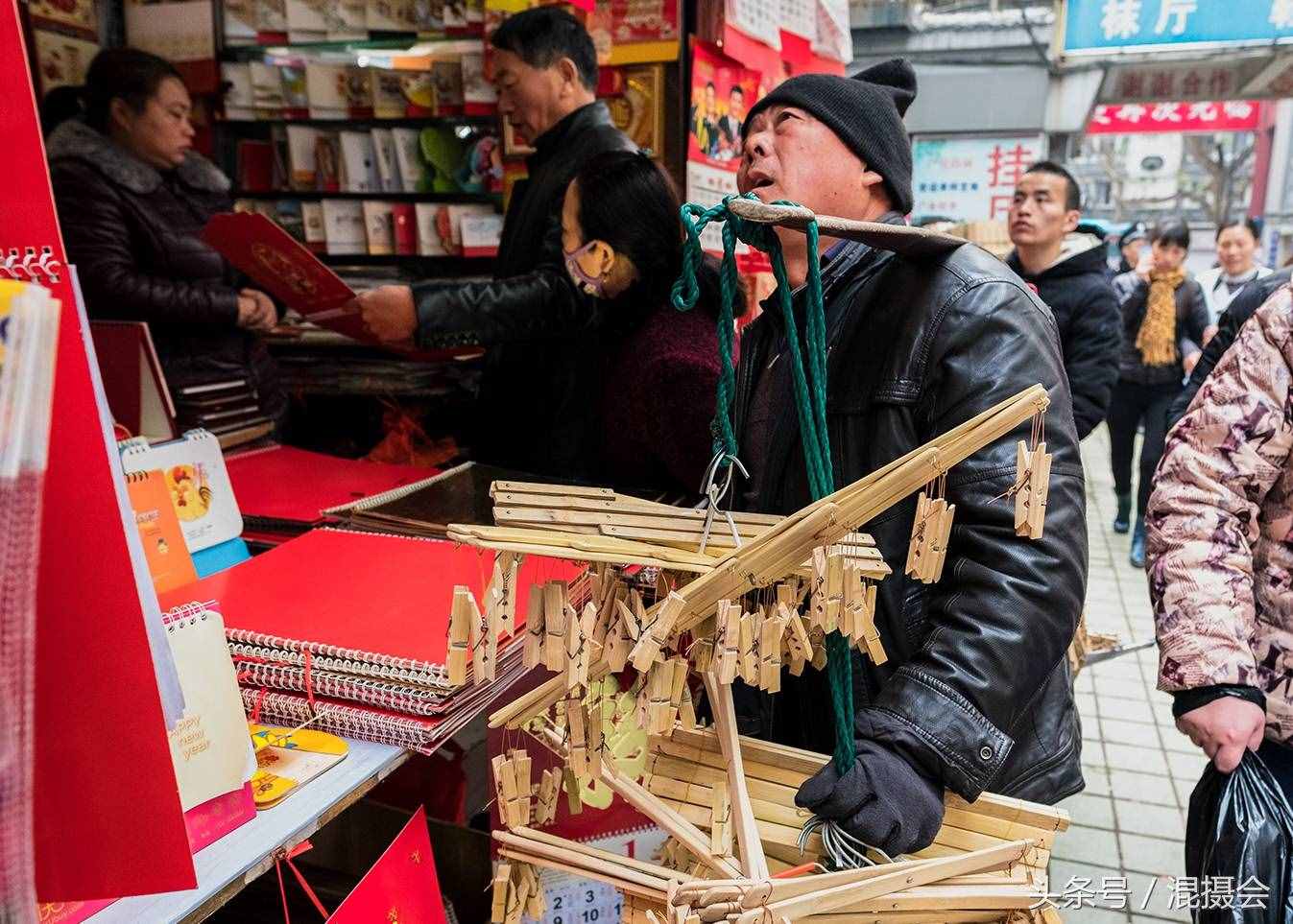 南京城里的大市場(chǎng)比農(nóng)村大集還熱鬧，年貨開(kāi)掛，最紅的才是最火的