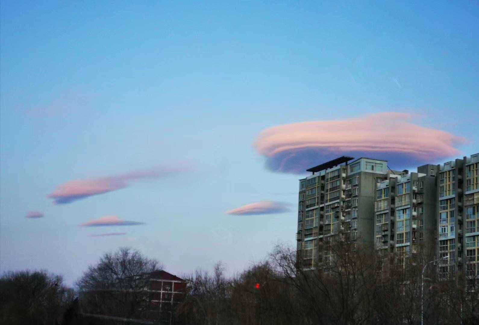 北京上空現(xiàn)“UFO云”？專家：系莢狀高積云