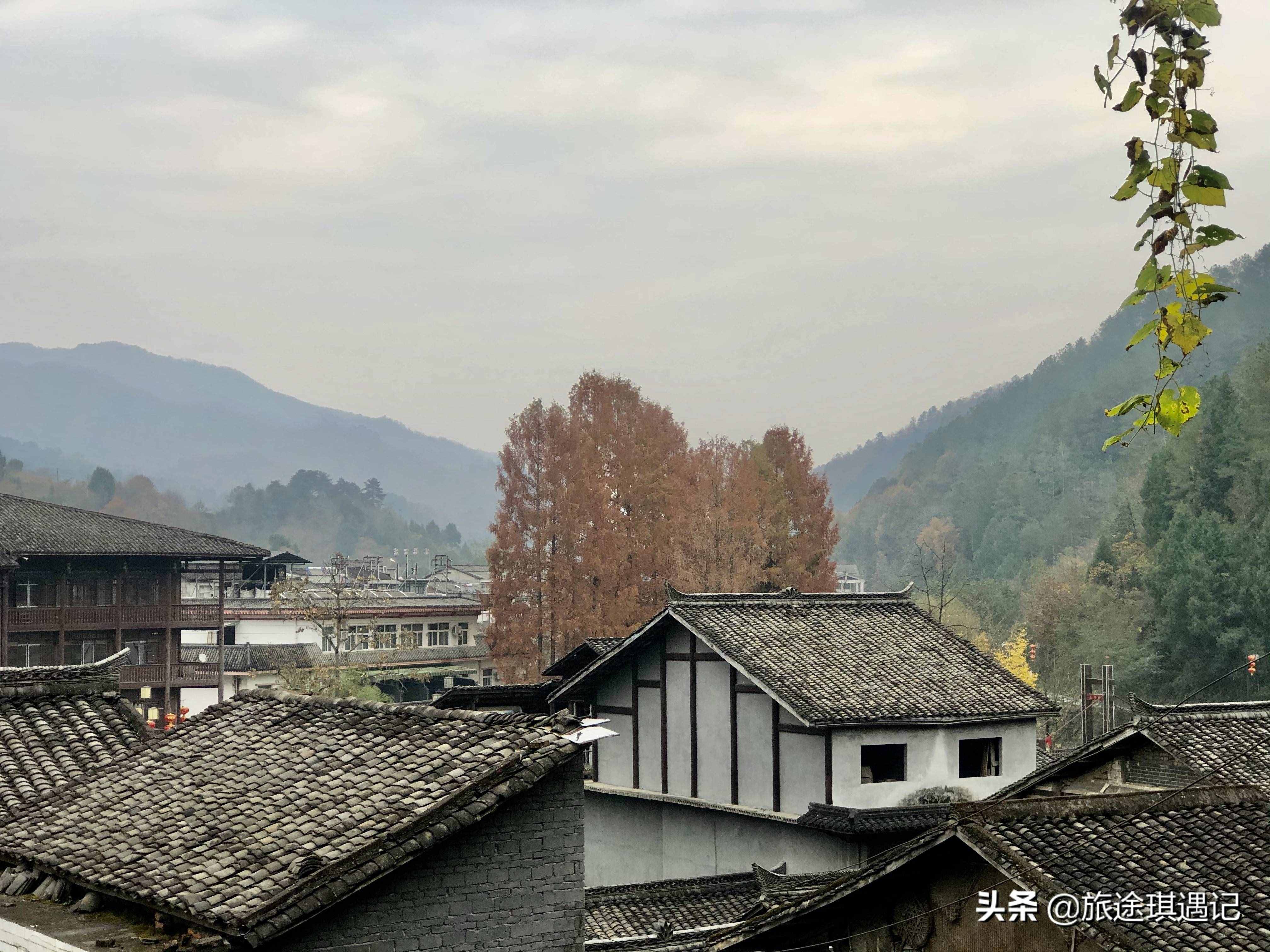 雞鳴三省的青木川，因《一代梟雄》被人們熟知，輔仁中學沿用至今