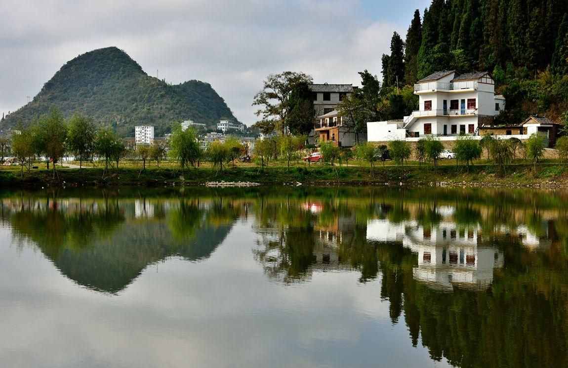 陸游這兩句古詩流傳甚廣：山重水復(fù)疑無路，柳暗花明又一村