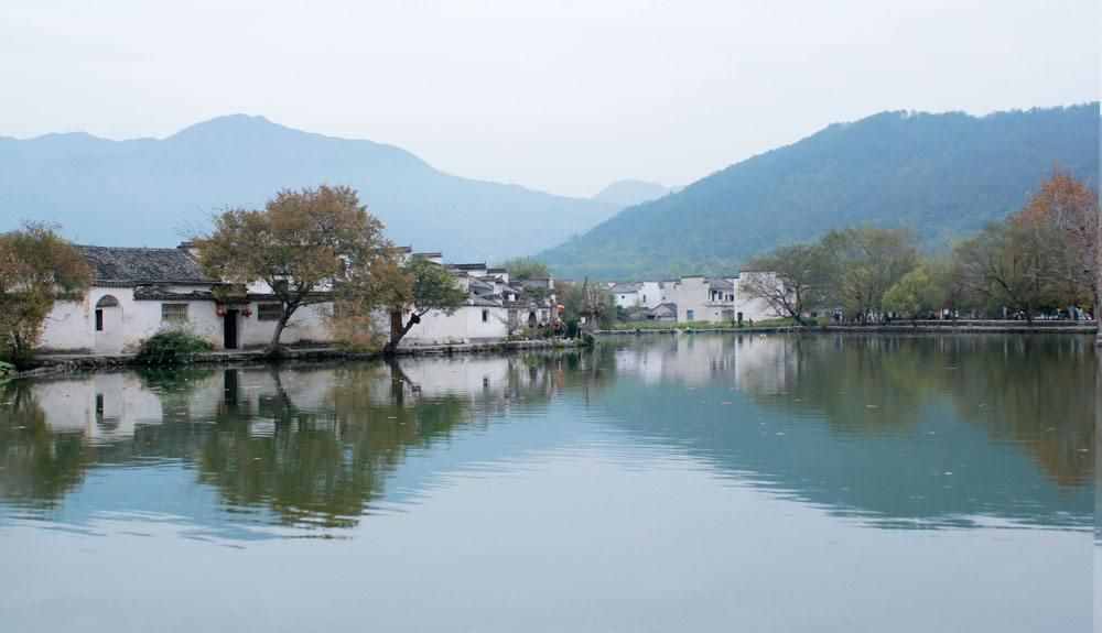 陸游這兩句古詩流傳甚廣：山重水復(fù)疑無路，柳暗花明又一村