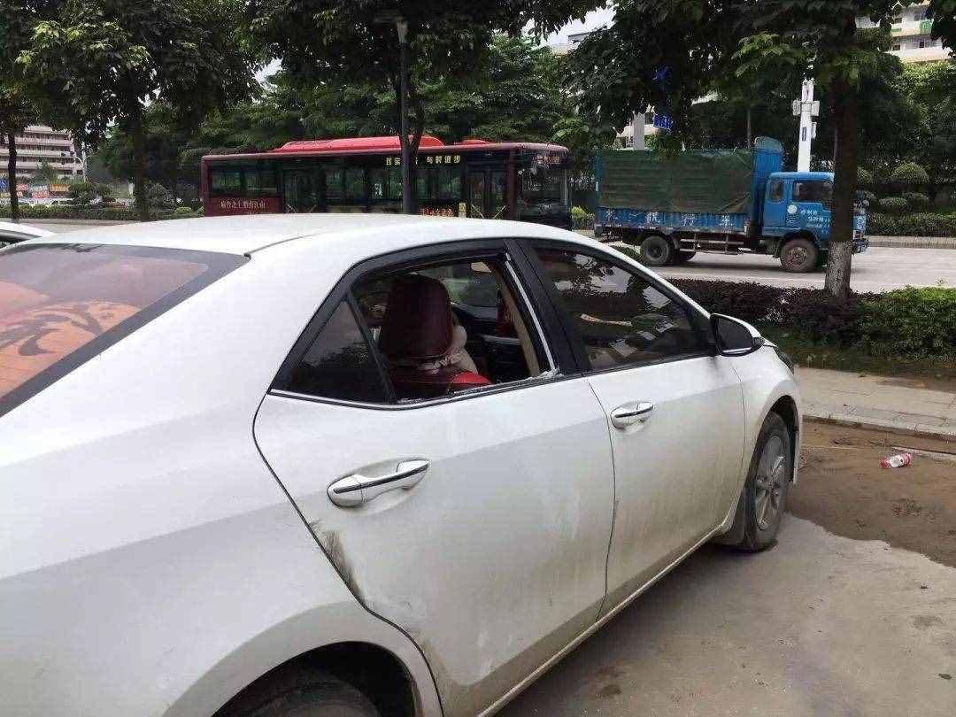 車鑰匙被鎖在車?yán)镌趺崔k？老司機(jī)：笨的人才會砸玻璃！