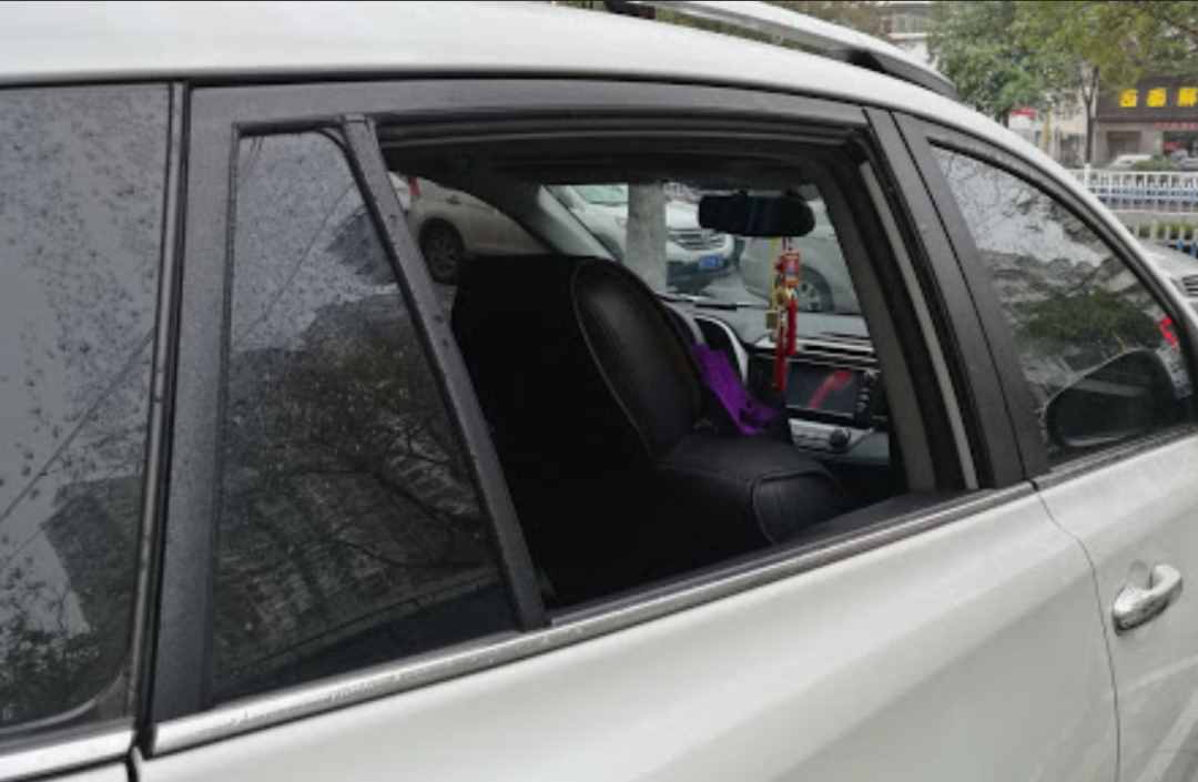 車鑰匙被鎖在車?yán)镌趺崔k？老司機(jī)：笨的人才會砸玻璃！