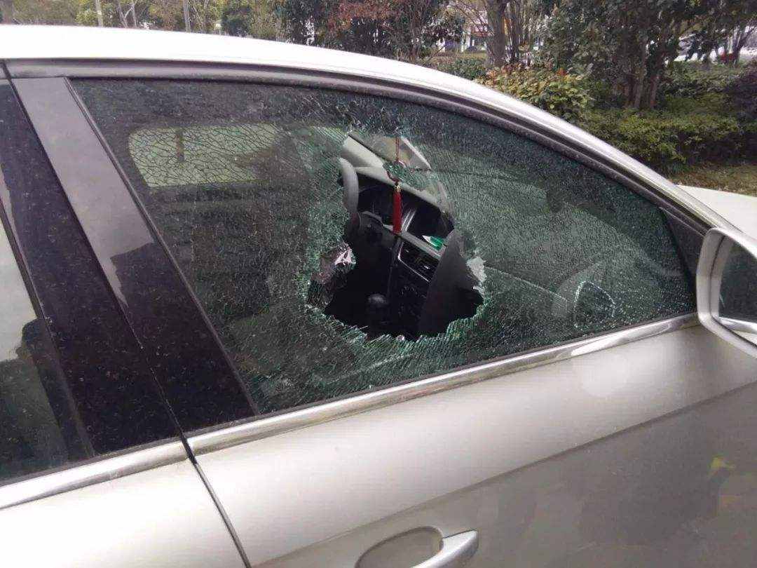 車鑰匙被鎖在車?yán)镌趺崔k？老司機(jī)：笨的人才會砸玻璃！